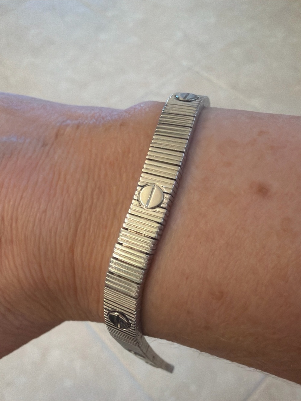 Silver bracelet with screw design
